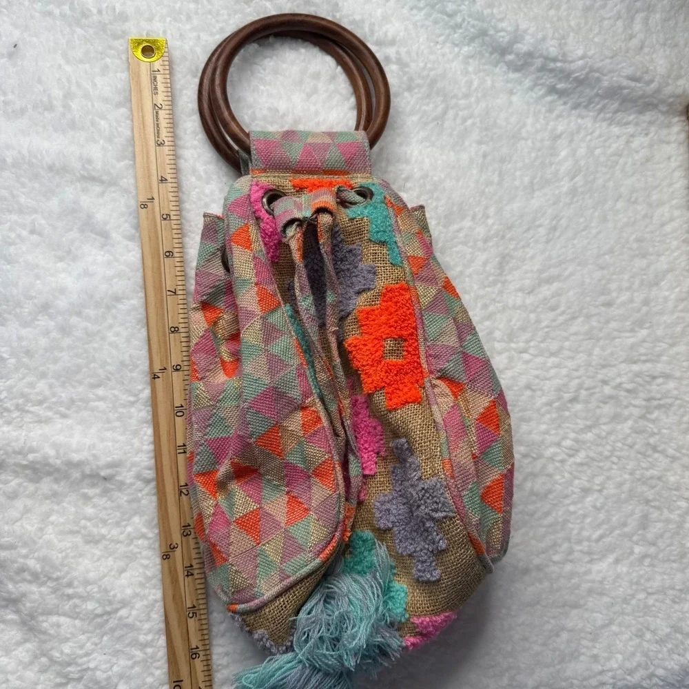 America & Beyond Crochet Bucket Bag Boho Applique Drawstring Wooden Handle - Picture 8 of 9